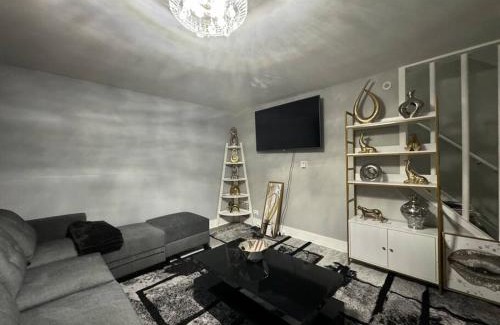 Bronzeville Villa | Hamaline Luxury Guest House