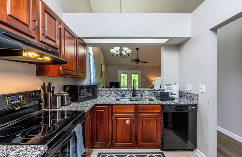 Lexington House | Hamburg Retreat: Firepit, Walking Trail, Shopping, Dining, Entertainment & More