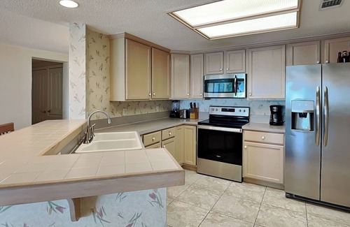Palmetto Dunes Condo | Hampton 6107 | Oceanfront Balcony + Pool View!