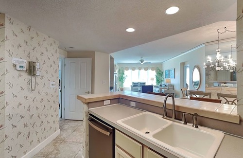 Palmetto Dunes Condo | Hampton 6107 | Oceanfront Balcony + Pool View!