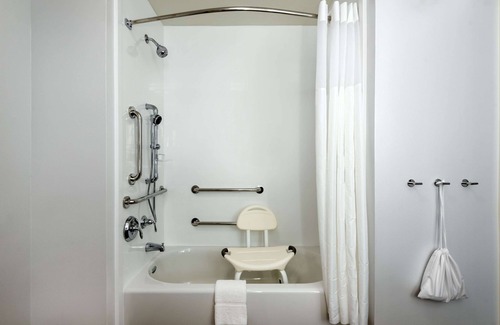 Baltimore Hotel | Hampton Inn Baltimore Bayview Campus