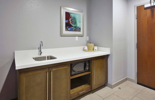 Dearborn Hotel | Hampton Inn by Hilton Detroit Dearborn