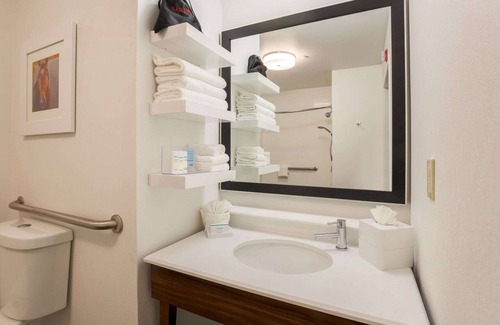 Lakes of Forest Hill Hotel | Hampton Inn Memphis-Southwind