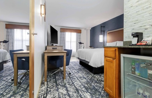 Waller Creek District Hotel | Hampton Inn & Suites Austin Downtown
