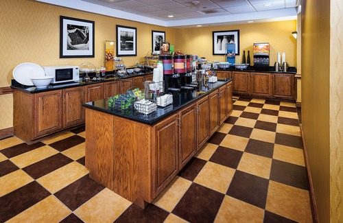 Chesapeake Hotel | Hampton Inn & Suites Chesapeake-Square Mall