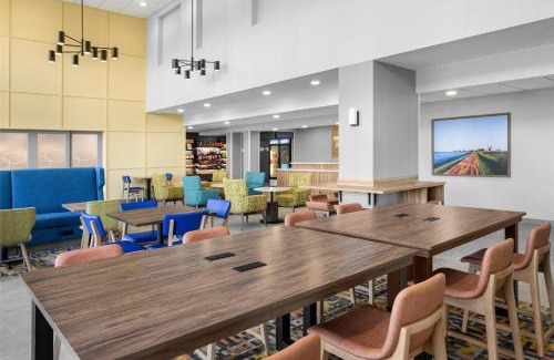 Quad Cities Hotel | Hampton Inn & Suites Moline-Quad City Int'l Aprt