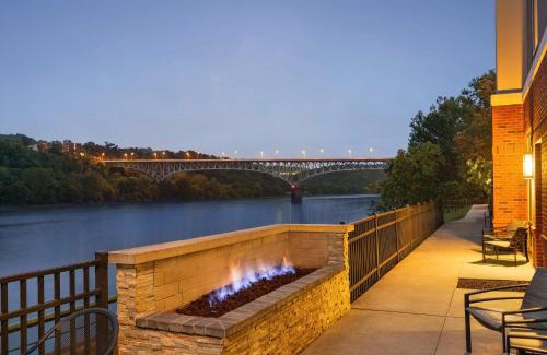 West Homestead Hotel | Hampton Inn & Suites Pittsburgh Waterfront West Homestead