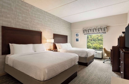 West Homestead Hotel | Hampton Inn & Suites Pittsburgh/Waterfront-West Homestead