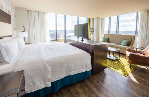 Navy Yard Hotel | Hampton Inn & Suites Washington DC-Navy Yard