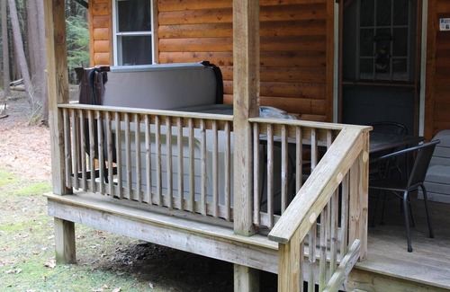 Clarington Cabin | Handicap Cabin with hot tub ~ NO PETS