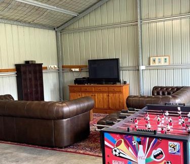 Lovedale House | Hannah's Place in the heart of Lovedale, Hunter Valley wine country, Free bottle of wine with each booking