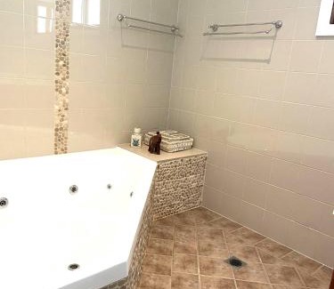 Lovedale House | Hannah's Place in the heart of Lovedale, Hunter Valley wine country, Free bottle of wine with each booking