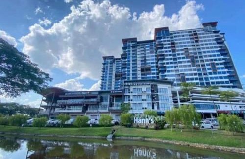 Sibu Apartment | HannsLuxury8Pax2KingBedFreeWIfiPoolWasherDryer ComfortStay7