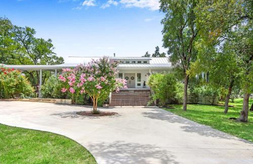 Blanco House | Happiness Ranch - Oak Tree House