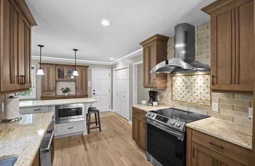 Mayhew House | Happy Camper by AvantStay | Main Home + Airstream