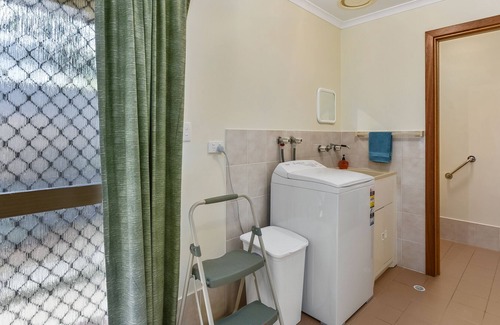 Mount Gambier House | Happy Hart Villa - in the heart of the Blue Lake City