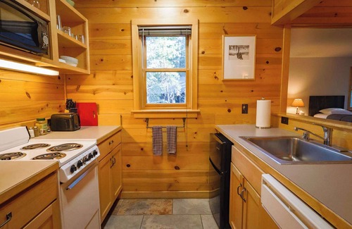 Mazama Cabin | Happy Pines 2BR Cabin w/King & Twin Beds