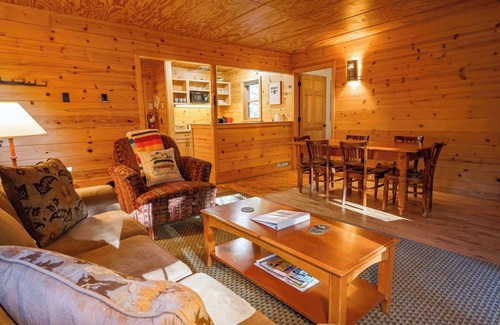Mazama Cabin | Happy Pines 2BR Cabin w/King & Twin Beds