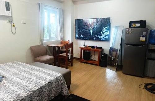 Trece Martires Apartment | Happy Stays B - 300mbps - 65"TV Netflix, Disney - Washer