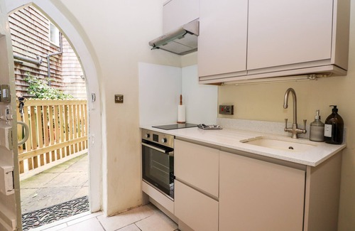 Waterlooville House | HAPTON FOLLY, romantic, character holiday cottage in Hambledon