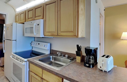 Lenox Park Condo | Harbour Beach Resort 605 | Amenities + Ocean Views