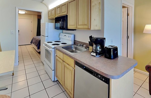 Lenox Park Condo | Harbour Beach Resort 405 | Amenities + Near Attractions