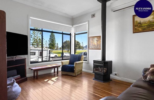Stockton House | HARBOUR-FRONT CHARM / STOCKTON NSW