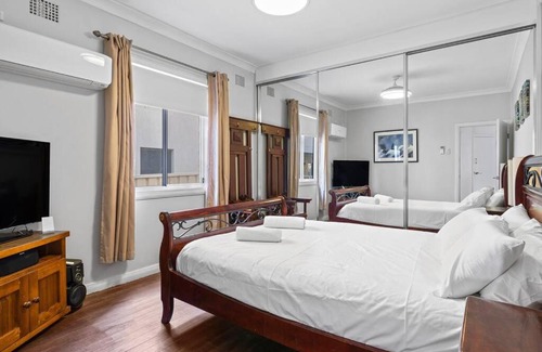 Stockton House | HARBOUR-FRONT CHARM / STOCKTON NSW