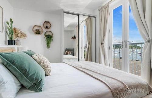 Mylor Churchtown Apartment | Harbour sea views in town centre