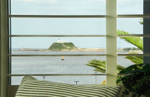 Newcastle Apartment | Harbourfront Escape – Spacious & Stylish 3-Bed Apartment in Honeysuckle