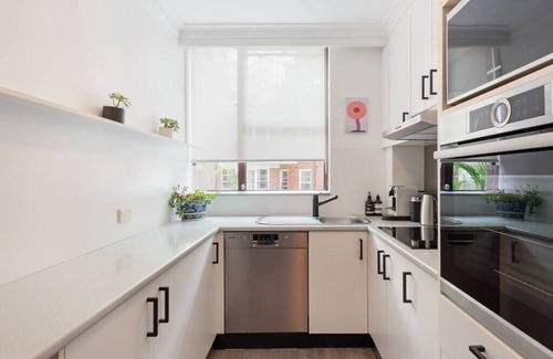 Elizabeth Bay Apartment | Harbourside Style, 2 Bed, A/C, Pool -Elizabeth Bay