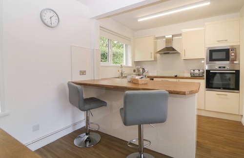 Heligan Cottage | HARCOMBE HOUSE BUNGALOW 6, family friendly, with pool in Chudleigh