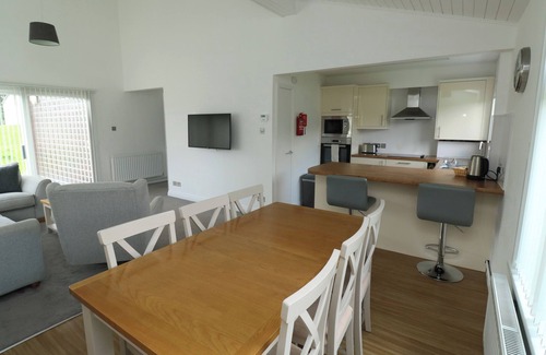 Heligan Cottage | HARCOMBE HOUSE BUNGALOW 11, family friendly, with pool in Chudleigh