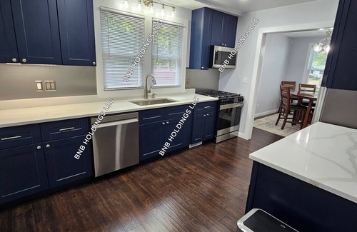 Gary House | HARD ROCK HAVEN!