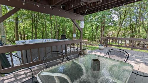 Lake Harmony Estates House | Harmony Cottage by AvantStay Lake Access Hot Tub Fire Pit Game Room