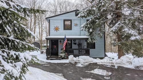 Lake Harmony Estates House | Harmony Cottage by AvantStay Lake Access Hot Tub Fire Pit Game Room