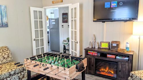 Lake Harmony Estates House | Harmony Cottage by AvantStay Lake Access Hot Tub Fire Pit Game Room