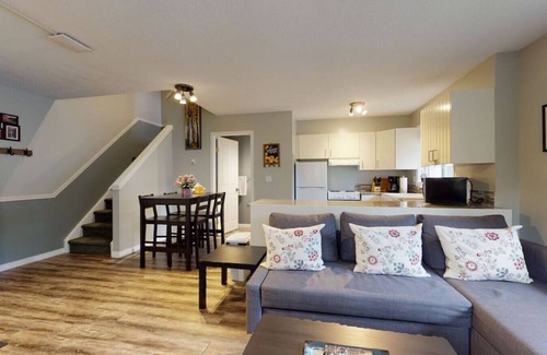 Harvie Heights House | HARMONY HEIGHTS - TWO LEVEL TOWNHOUSE - HOT TUB & FIRE PIT