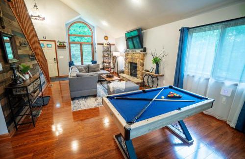 Bushkill House | Harmony Hill Stylish 4bd Mountain Retreat, Hot Tub, Games