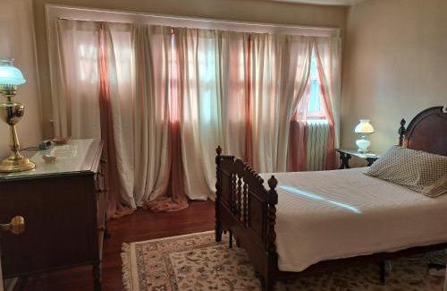 Terre Haute Bed & Breakfast | Harriott House, The Gallery Forest Room