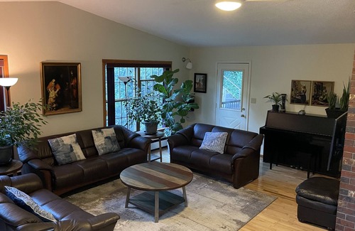 Kent House | Harrison Hot Springs: Vacation Rentals in South Garden