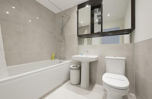 Leavesden Villa | Harry Potter Stay with Watford & London Links - Family house