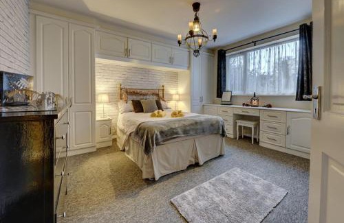 Watford Apartment | Harry's House (Muggles welcome too!)