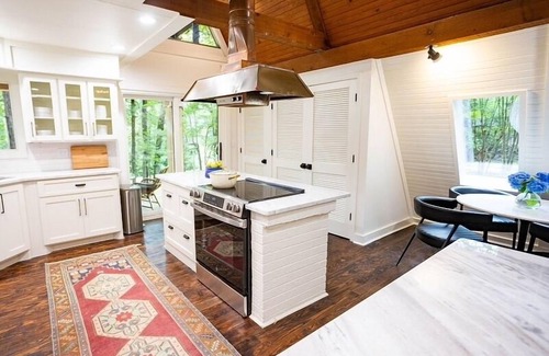 Oxford House | Hart A-Frame❤️Luxury Treehouse Cottage in the Woods, 1.5 Miles to Oxford Square!