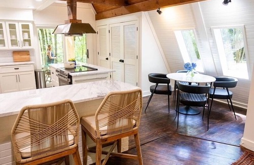 Oxford House | Hart A-Frame❤️Luxury Treehouse Cottage in the Woods, 1.5 Miles to Oxford Square!