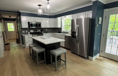 Harwich Center House | Harwich Home. Wychmere Beach club 1.6 mi away. Hot-tub year round, pet friendly.