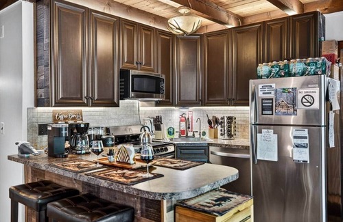 Lake Ariel Ski Chalet | Has King Bed Has Work Station Free Coffee Free Parking