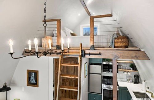 Tanaina Apartment | Hatcher Pass Lakeside Hideaway with Hot Tub!