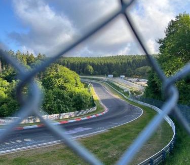 Herresbach Apartment | Haus am Nürburgring I 4 Schlafzimmer für 1-10 Personen I Küche I Garten I Grillplatz I Ruhige Lage