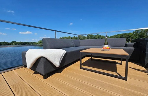 Berliner Vorstadt Boat Rental | Hausboot Seaside